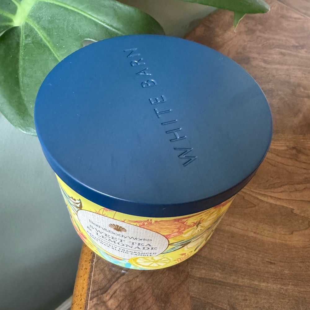Bath & Body Works Sweet Tea & Lemonade Candle - Yellow and Blue 2025 Pour - Picture 2 of 5